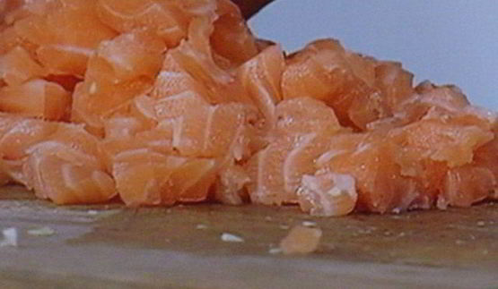 спринг-роллы с лососем и свежим шпинатом