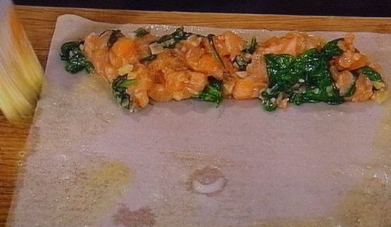 спринг-роллы с лососем и свежим шпинатом