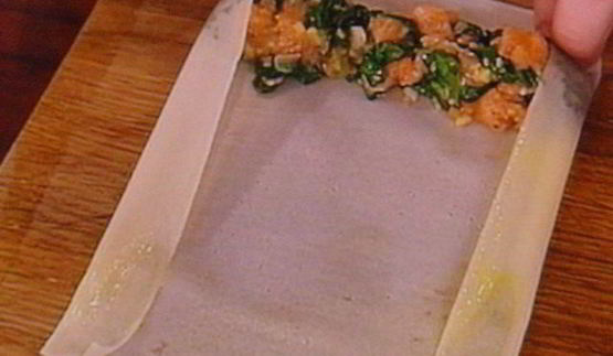 спринг-роллы с лососем и свежим шпинатом