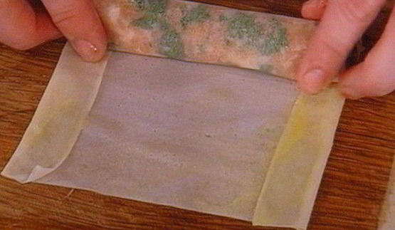 спринг-роллы с лососем и свежим шпинатом