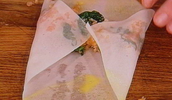 спринг-роллы с лососем и свежим шпинатом