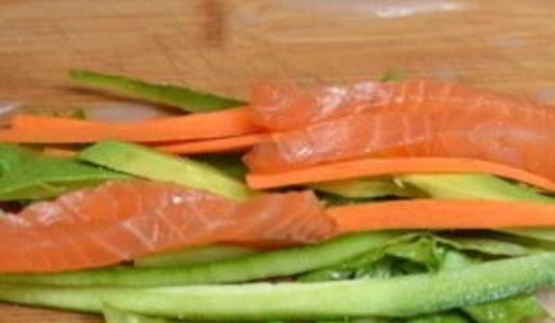 спринг-роллы с лососем