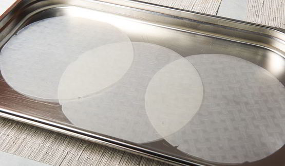 спринг-роллы с овощами и соусом