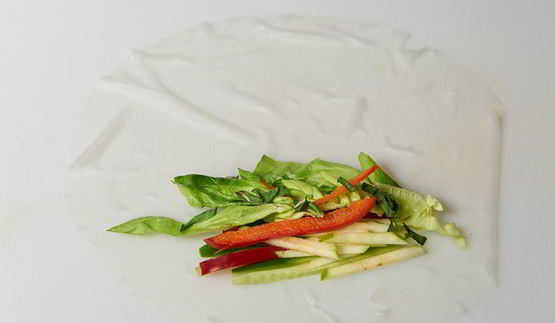 спринг-роллы с овощами и соусом