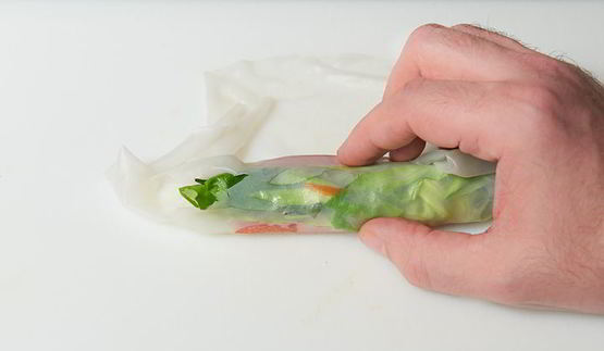 спринг-роллы с овощами и соусом