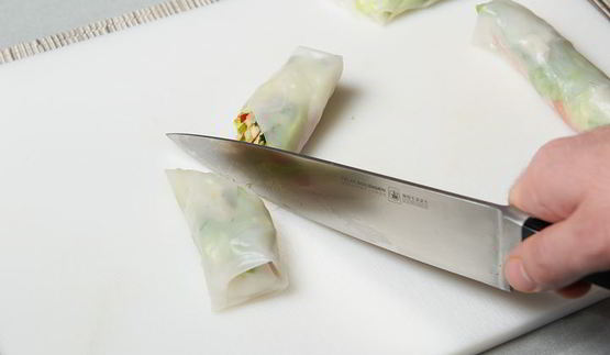 спринг-роллы с овощами и соусом