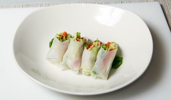 спринг-роллы с овощами и соусом