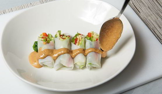 спринг-роллы с овощами и соусом