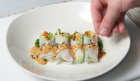 спринг-роллы с овощами и соусом