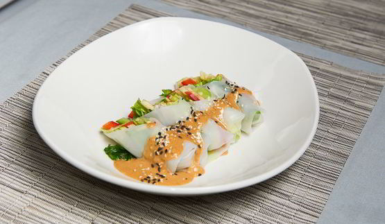 спринг-роллы с овощами и соусом