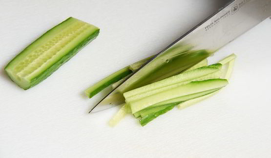 спринг-роллы с овощами и соусом