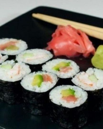 Рецепт японских роллов с лососем, авокадо и огурцом