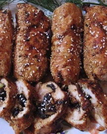 Рецепт куриных рулетов с черносливом и сметанным соусом