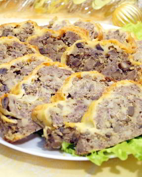 Мясной рулет с грибами и сыром Новогодний