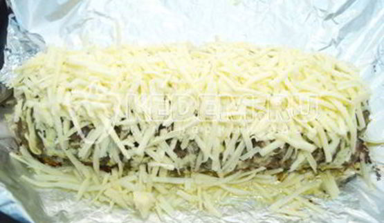 мясной рулет с грибами и сыром новогодний