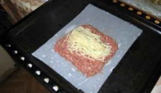 мясной рулет с макаронами