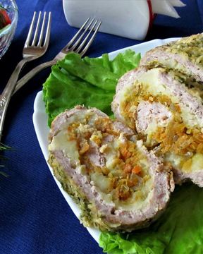 Мясной рулет с овощами