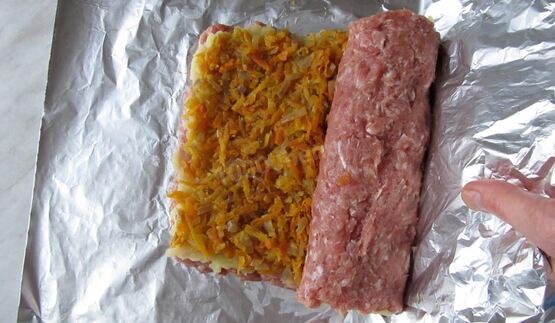 мясной рулет с овощами