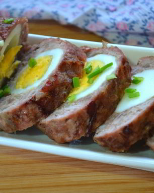 Мясной рулет с яйцом в духовке