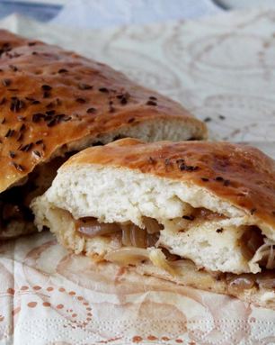 Постный рулет с луком дрожжевой