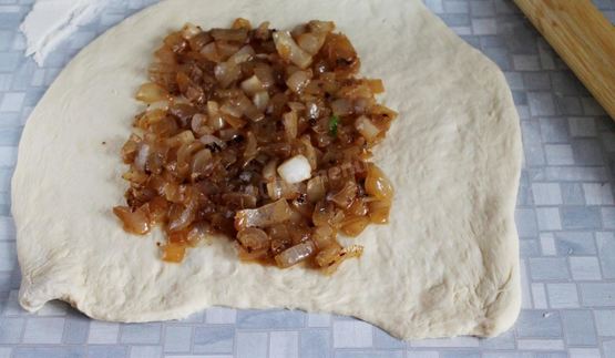 постный рулет с луком дрожжевой