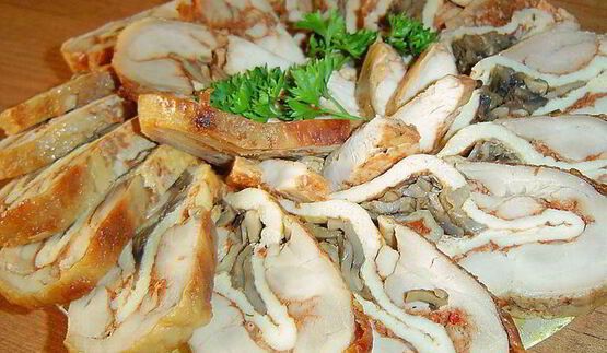 рулет из курицы с омлетом и грибами