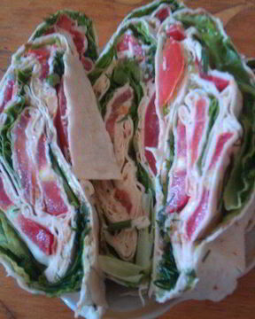 Рулет из лаваша с помидорами и зеленью