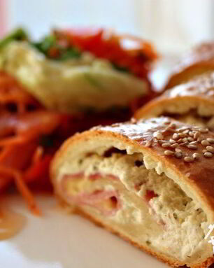 Рулет из творожного теста с ветчиной