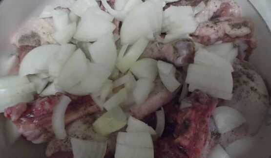 рулет куриный луковый