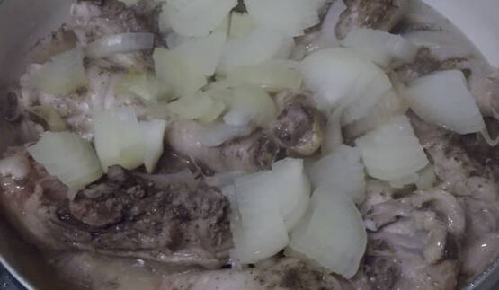 рулет куриный луковый