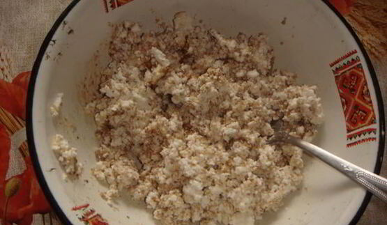 рулет с пикантной творожной начинкой