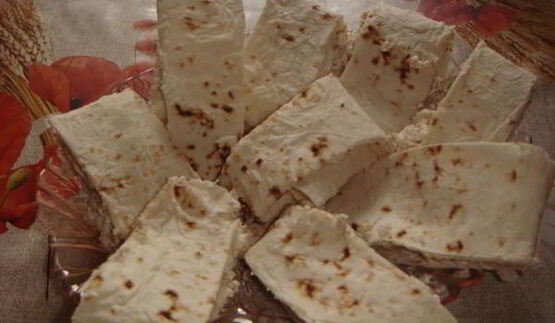 рулет с пикантной творожной начинкой