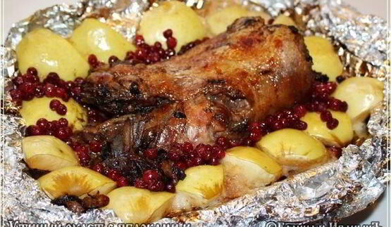 рулет с яблоками и черносливом