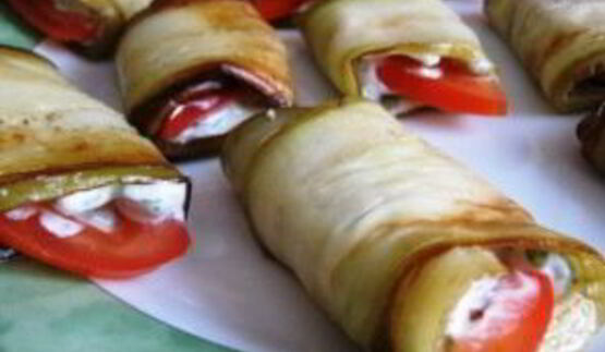 рулетики из кабачков с помидорами