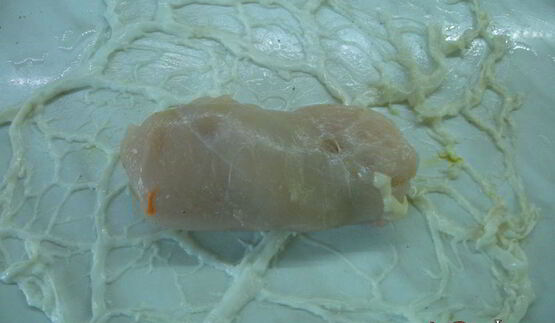 рулетики из куриного филе в свиной сетке