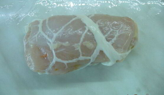 рулетики из куриного филе в свиной сетке