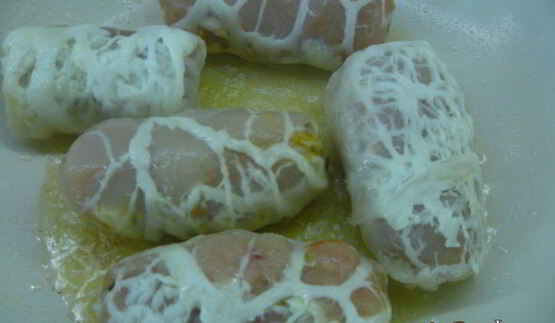 рулетики из куриного филе в свиной сетке