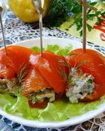 Рулетики из перца с тунцом и маслинами