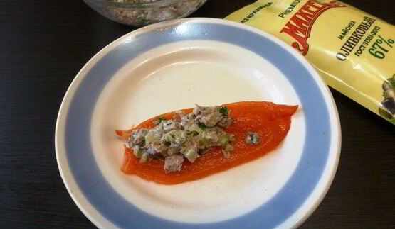 рулетики из перца с тунцом и маслинами