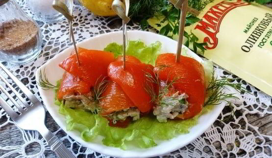 рулетики из перца с тунцом и маслинами
