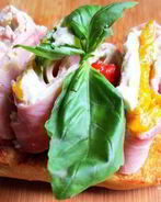 Рулетики с ветчиной на поджаренном хлебе