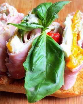 Рулетики с ветчиной на поджаренном хлебе