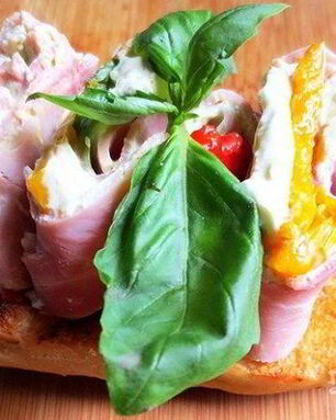 Рулетики с ветчиной на поджаренном хлебе