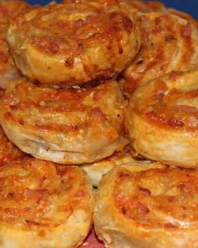 Рулетики слоеные с сыром и беконом