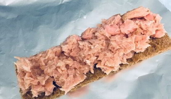 ржаные рулетики с тунцом