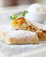 Слоеный рулет с яблоками