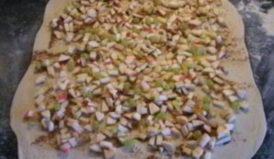 слоеный рулет с яблоками