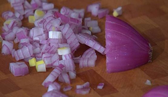 телячьи рулетики на шпажках с изюмом и орехами