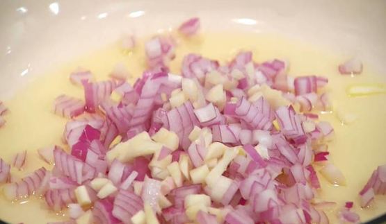 телячьи рулетики на шпажках с изюмом и орехами