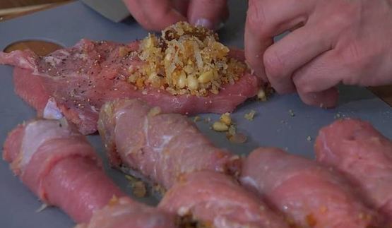 телячьи рулетики на шпажках с изюмом и орехами